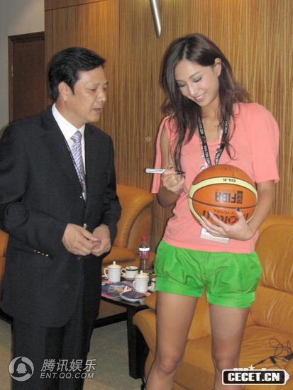 阿嬌為內地籃球賽開(kāi)球