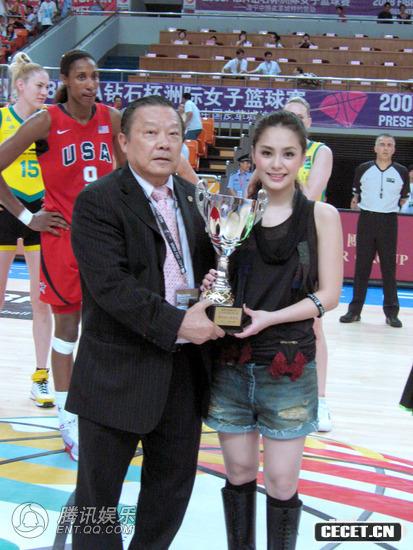 阿嬌為內地籃球賽開(kāi)球