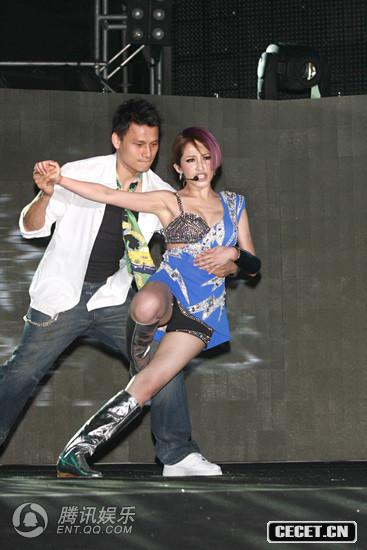 蕭亞軒裝扮火辣舞姿豪放