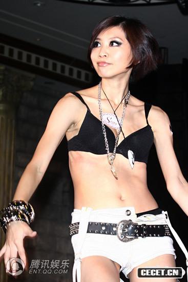 叛逆公主走秀 模特穿薄紗內衣讓美胸繳械
