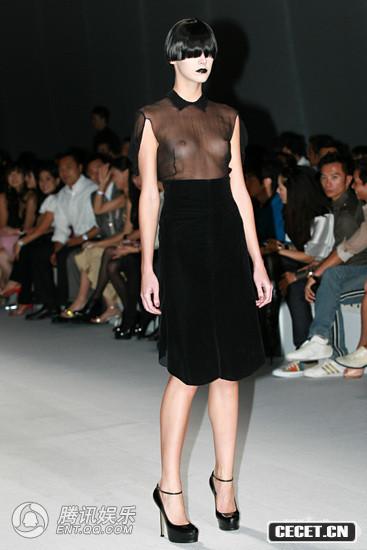 《YSL》時(shí)裝秀