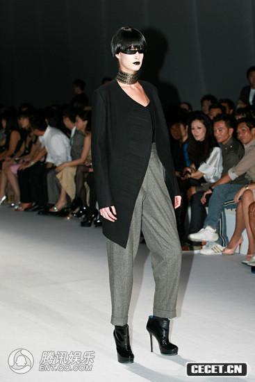 《YSL》時(shí)裝秀