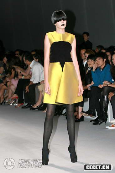 《YSL》時(shí)裝秀