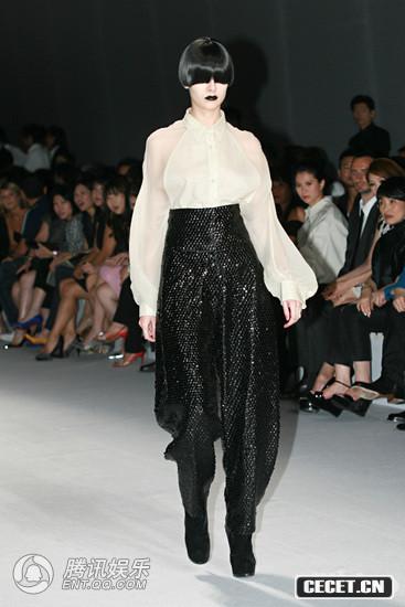 《YSL》時(shí)裝秀