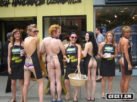 美國費城裸女街頭促銷(xiāo)化妝品