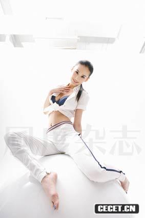 黃圣依全裸拍雜志封面