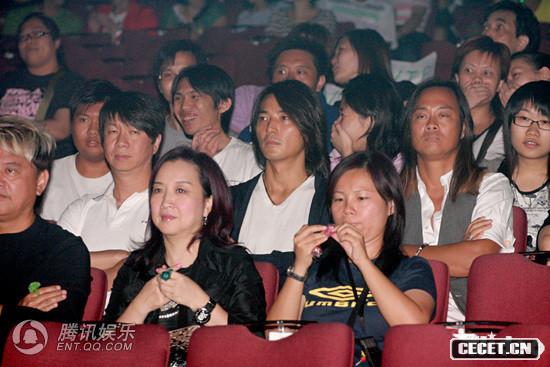 扮F4搞笑將情欲秀搬上臺 EO2跳辣身舞