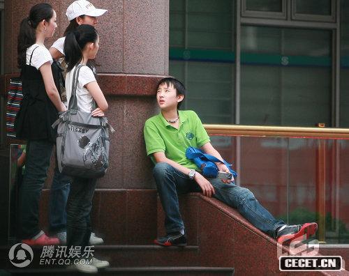 ȵw֧Сͮ_Ac(g)Ů٩ⶼһȺŮ@񿴁(li)߀G\