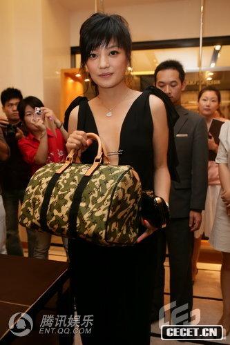 趙薇超低V裙商場(chǎng)走秀 胡軍將得子滿(mǎn)面春風(fēng)