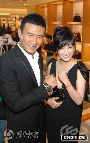 趙薇超低V裙商場(chǎng)走秀 胡軍將得子滿(mǎn)面春風(fēng)