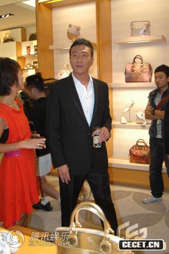 趙薇超低V裙商場(chǎng)走秀 胡軍將得子滿(mǎn)面春風(fēng)