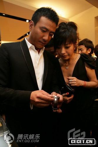 趙薇超低V裙商場(chǎng)走秀 胡軍將得子滿(mǎn)面春風(fēng)