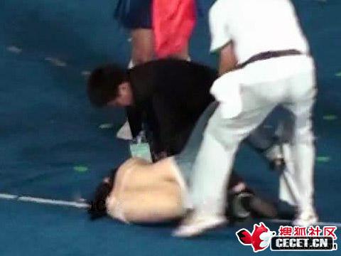 殘奧開(kāi)幕現場(chǎng)女觀(guān)眾當場(chǎng)脫衣