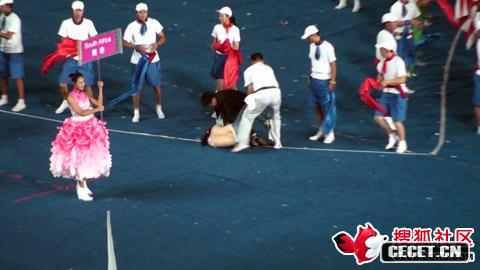 殘奧開(kāi)幕現場(chǎng)女觀(guān)眾當場(chǎng)脫衣