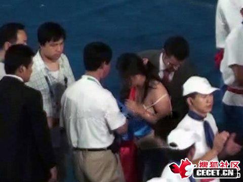 殘奧開(kāi)幕現場(chǎng)女觀(guān)眾當場(chǎng)脫衣