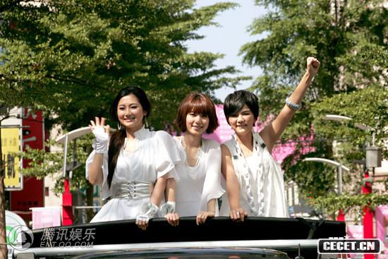 S.H.E簽唱會(huì )大跳機械舞 坐超級悍馬亮相