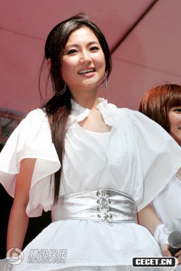 S.H.E簽唱會(huì )大跳機械舞 坐超級悍馬亮相