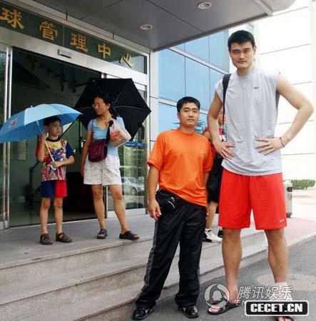 偶遇“巨人”姚明