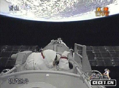 翟志剛完成太空行走 返回艙內動(dòng)作連拍