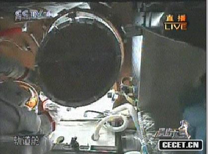 翟志剛完成太空行走 返回艙內動(dòng)作連拍
