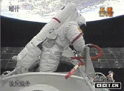 翟志剛完成太空行走 返回艙內動(dòng)作連拍