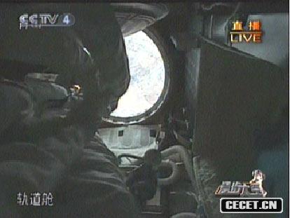 翟志剛完成太空行走 返回艙內動(dòng)作連拍