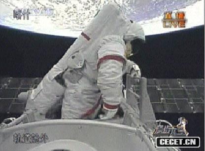翟志剛完成太空行走 返回艙內動(dòng)作連拍