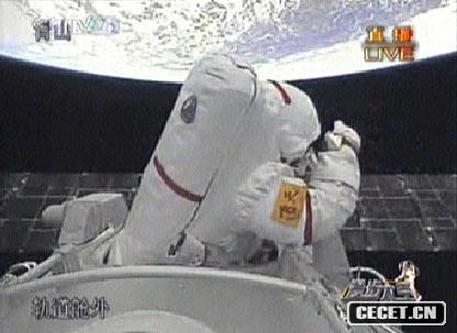 翟志剛完成太空行走 返回艙內動(dòng)作連拍