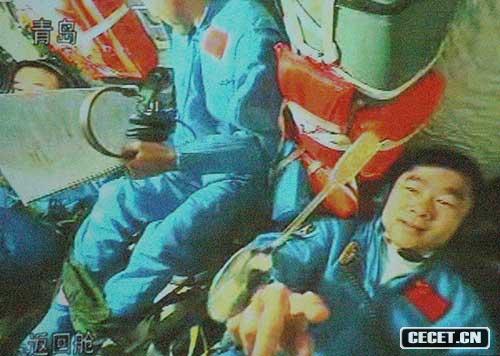 劉伯明玩兒湯勺 觀(guān)者盡莞爾