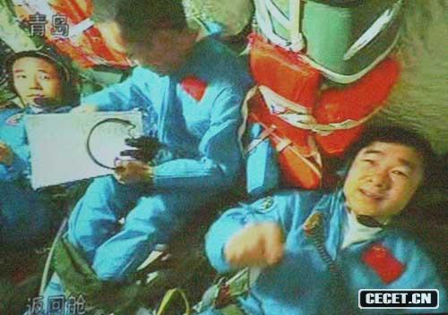 劉伯明玩兒湯勺 觀(guān)者盡莞爾