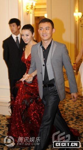 聶遠大婚帥氣十足 新娘楊光回眸秀香肩