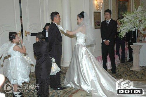 聶遠大婚帥氣十足 新娘楊光回眸秀香肩