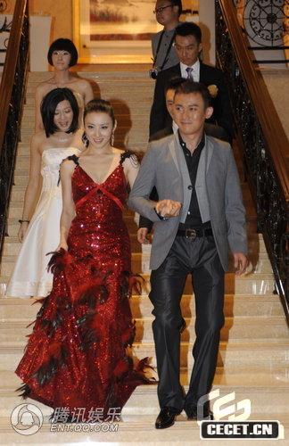 聶遠大婚帥氣十足 新娘楊光回眸秀香肩