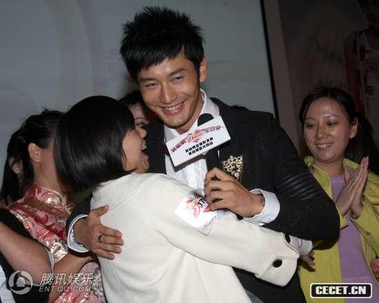 黃曉明擁抱fans