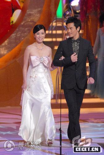 緋聞情侶鄭嘉穎佘詩(shī)曼親密挽手