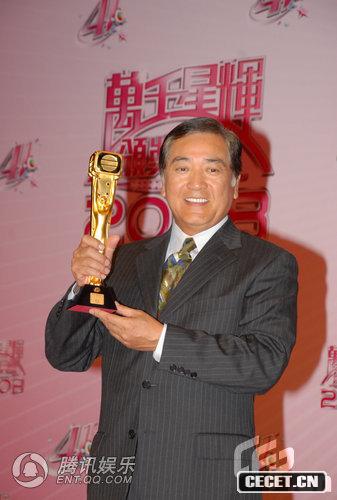 老戲骨秦沛獲演藝大獎 高舉獎杯喜笑顏開(kāi)