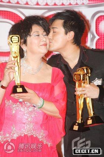 林峰奪獎風(fēng)騷獻熱吻 “荷媽”李司棋開(kāi)心笑納