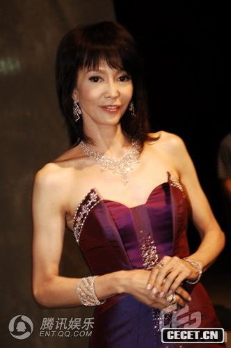 鄭裕玲珠光寶氣閃耀全場(chǎng)