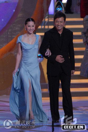 徐子珊頒獎現場(chǎng)款款登臺 與老將苗僑偉搭檔默契