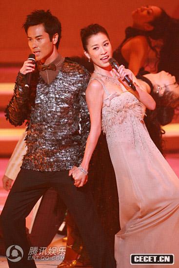 佘詩(shī)曼與鄭嘉穎深情合唱