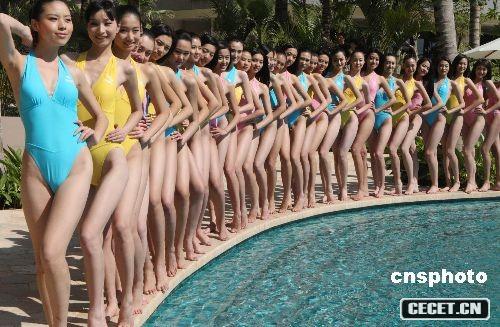 圖為參賽佳麗在三亞海邊泳裝展示風(fēng)采