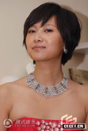 徐靜蕾抹胸紅裙亮相