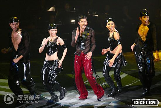 郭富城與眾位女舞者