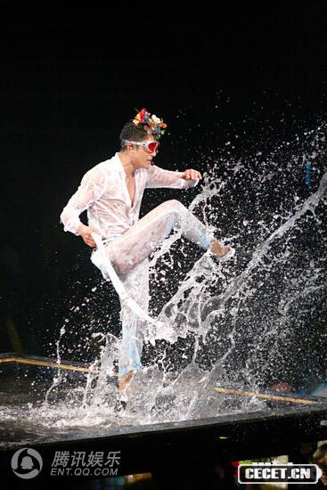 郭富城濕身演出