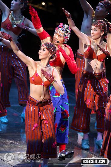 郭富城與眾位女舞者