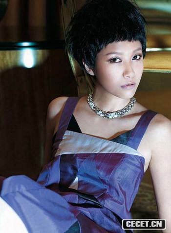 鄰家女孩搖身“冷艷”女郎 徐靜蕾冷艷妖嬈家居寫(xiě)真