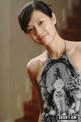 鄰家女孩搖身“冷艷”女郎 徐靜蕾冷艷妖嬈家居寫(xiě)真