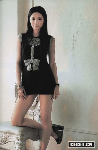 鄰家女孩搖身“冷艷”女郎 徐靜蕾冷艷妖嬈家居寫(xiě)真