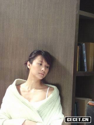 鄰家女孩搖身“冷艷”女郎 徐靜蕾冷艷妖嬈家居寫(xiě)真