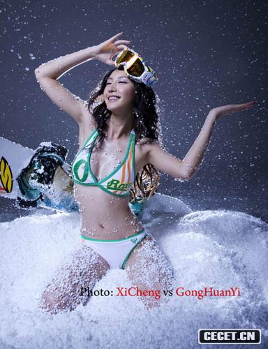 唐一菲寒冬脫衣拍照